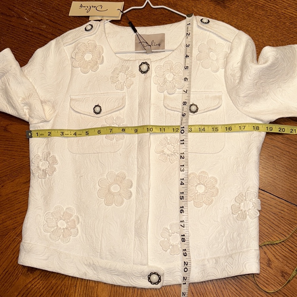 NWT⭐️Dressy Floral (Daisy) Design JACKET Cream Short Sleeve by DARLING🌼 - Picture 14 of 15